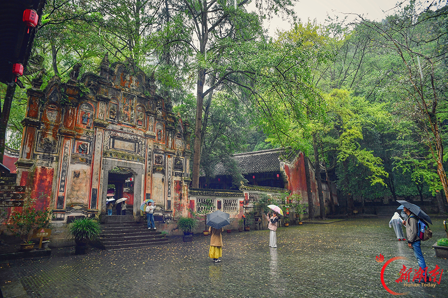烟雨飞云崖 古韵自悠然
