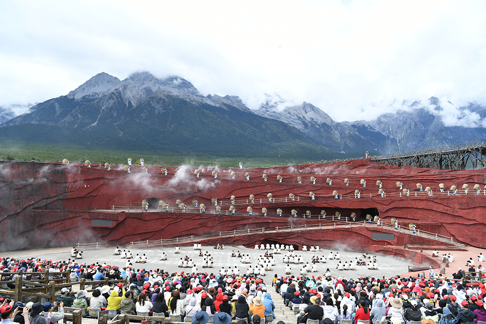 国庆假期过半：“多城串联游”领跑节中出行，景区爆火带动妆造旅拍服务