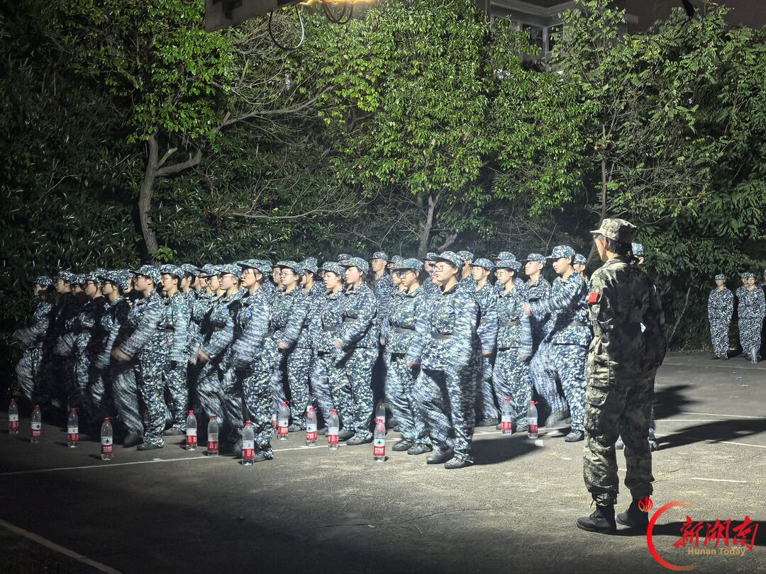 青春正步走丨迷彩绘秋序 青春踏歌行