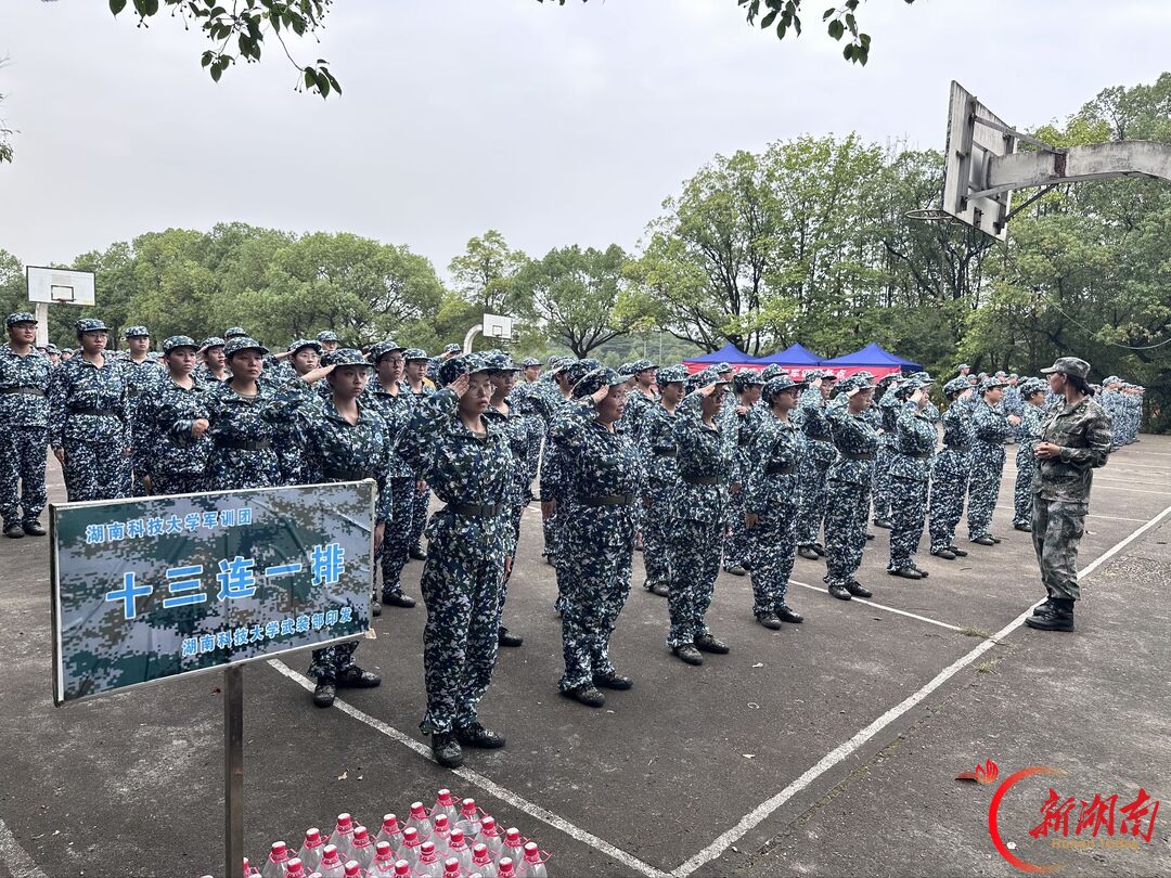 青春正步走丨迷彩绘秋序 青春踏歌行