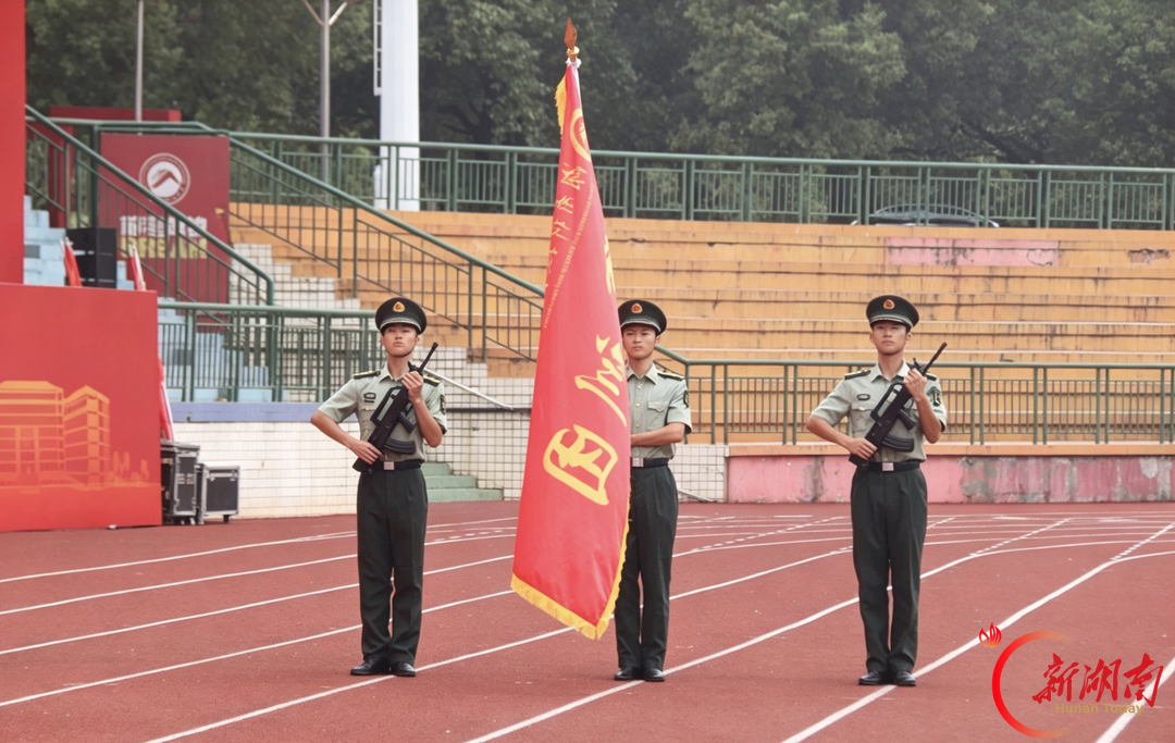 青春正步走丨你站军姿,我守护你