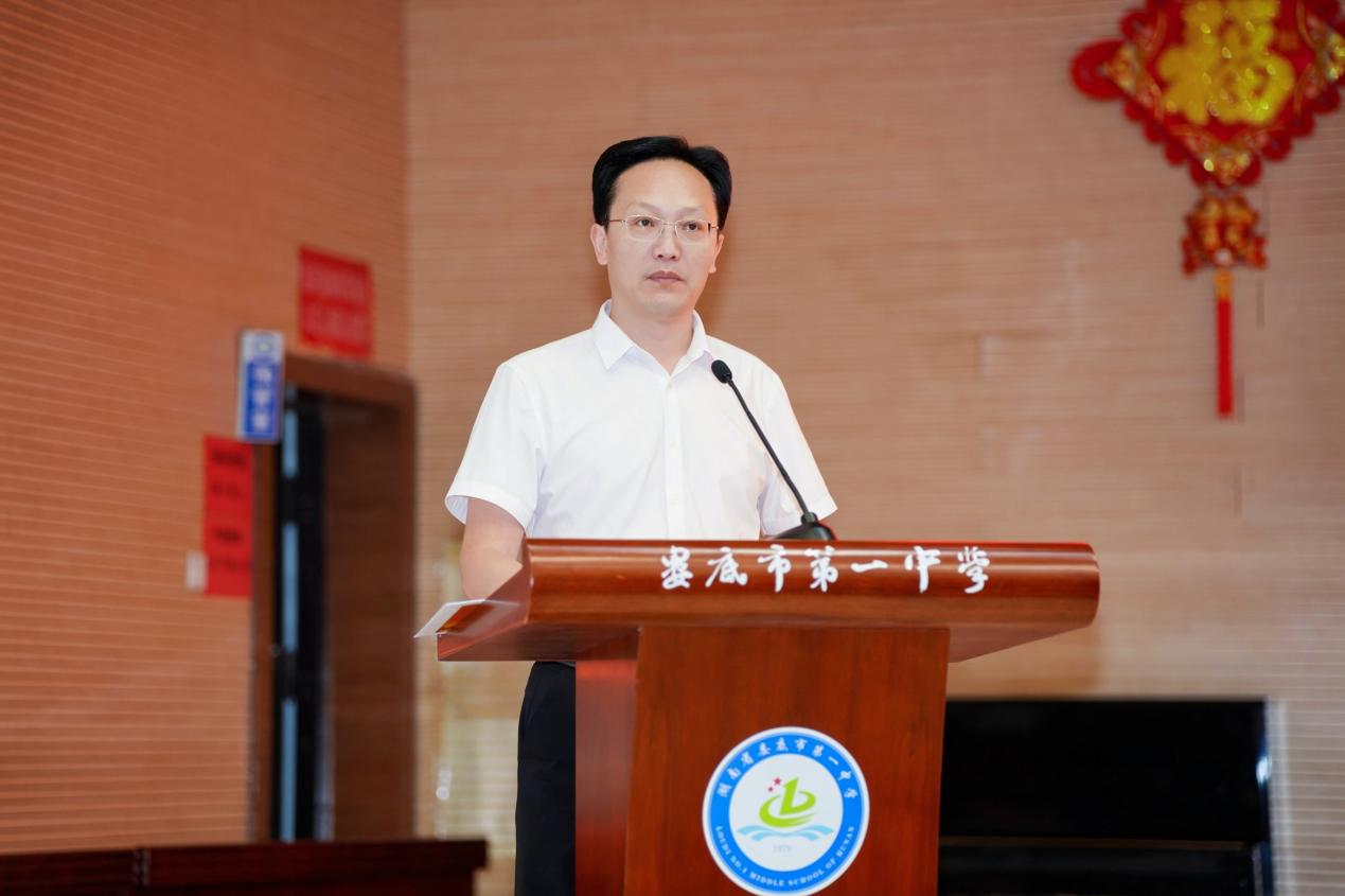 娄底一中举行首届校友联络员大会暨值年(逢十)毕业班级返校活动
