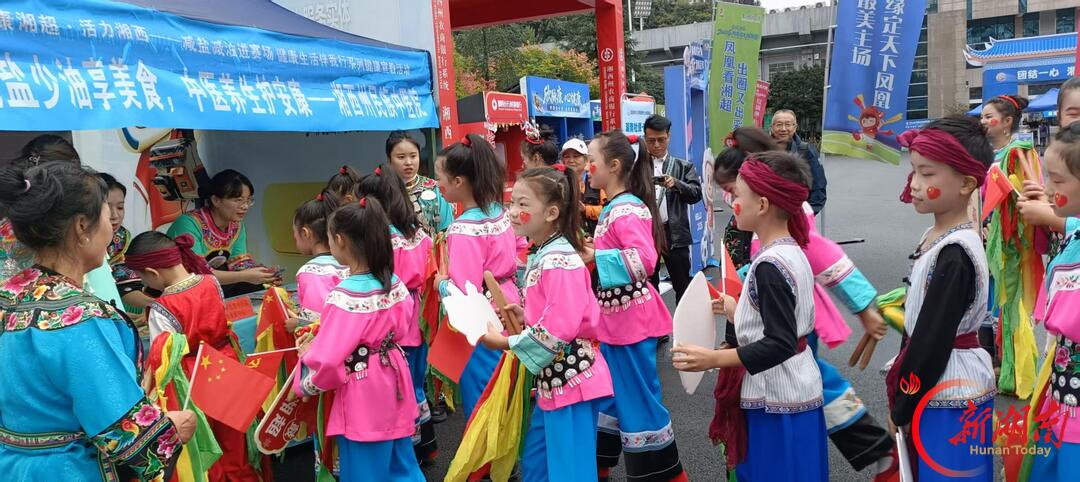 健康湘超·活力湘西|州民族中医院“摆摊”凤凰赛场:千份资料送球迷,香囊中医适宜技术圈粉无数