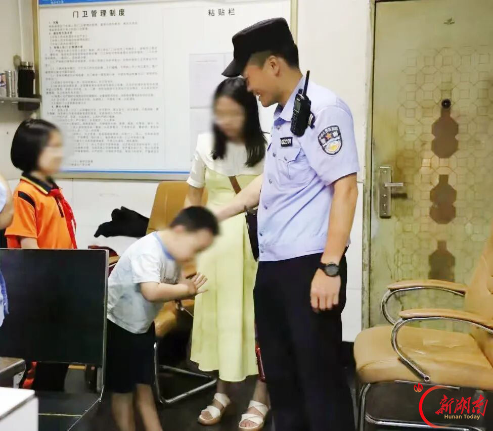 “谢谢警察叔叔,抱拳了!”