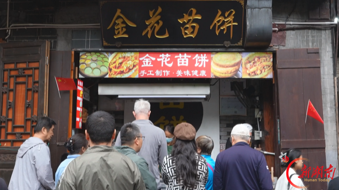 凤凰古城:入境游持续升温 教师志愿外语服务暖人心