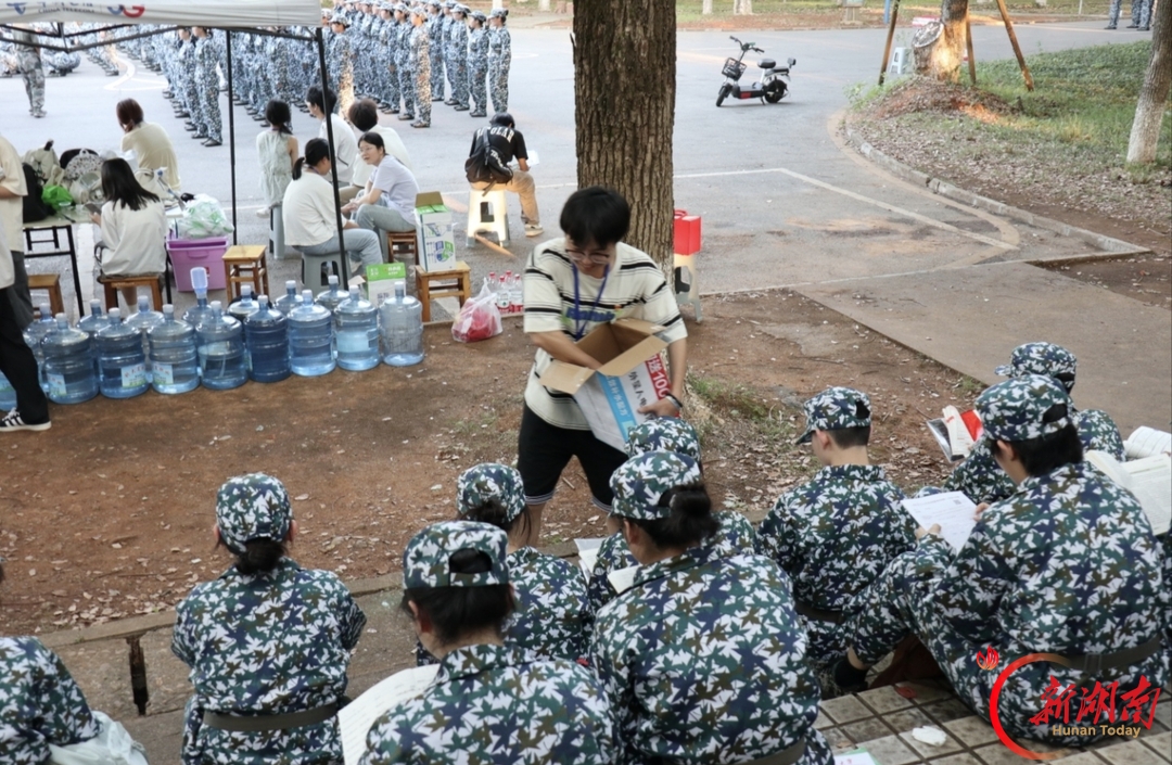 青春正步行|胡洲:曾踏骄阳正步走,今伴少年迷彩行