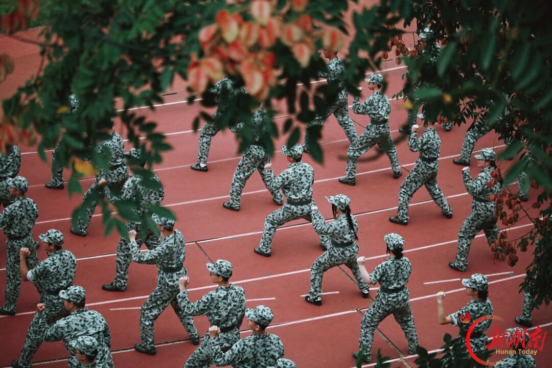 青春正步走丨汗水与温情交织的迷彩青春