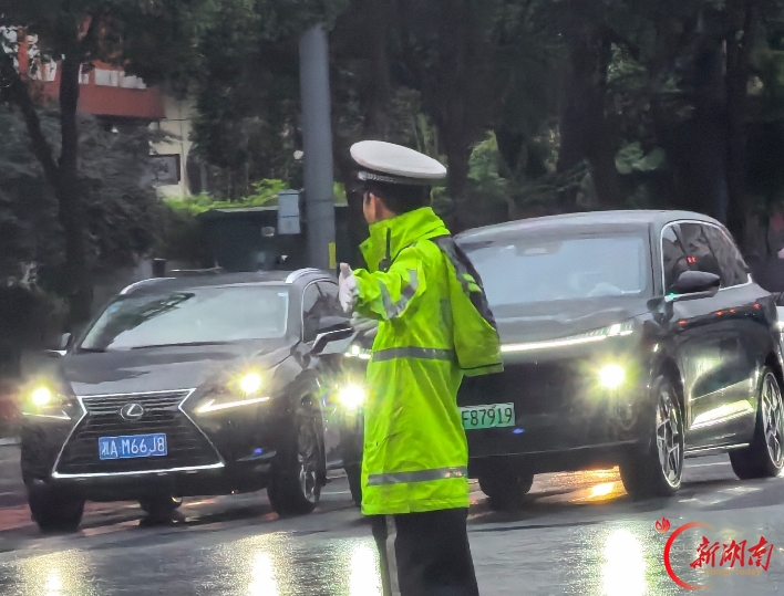 长沙旅游火 警察护民安