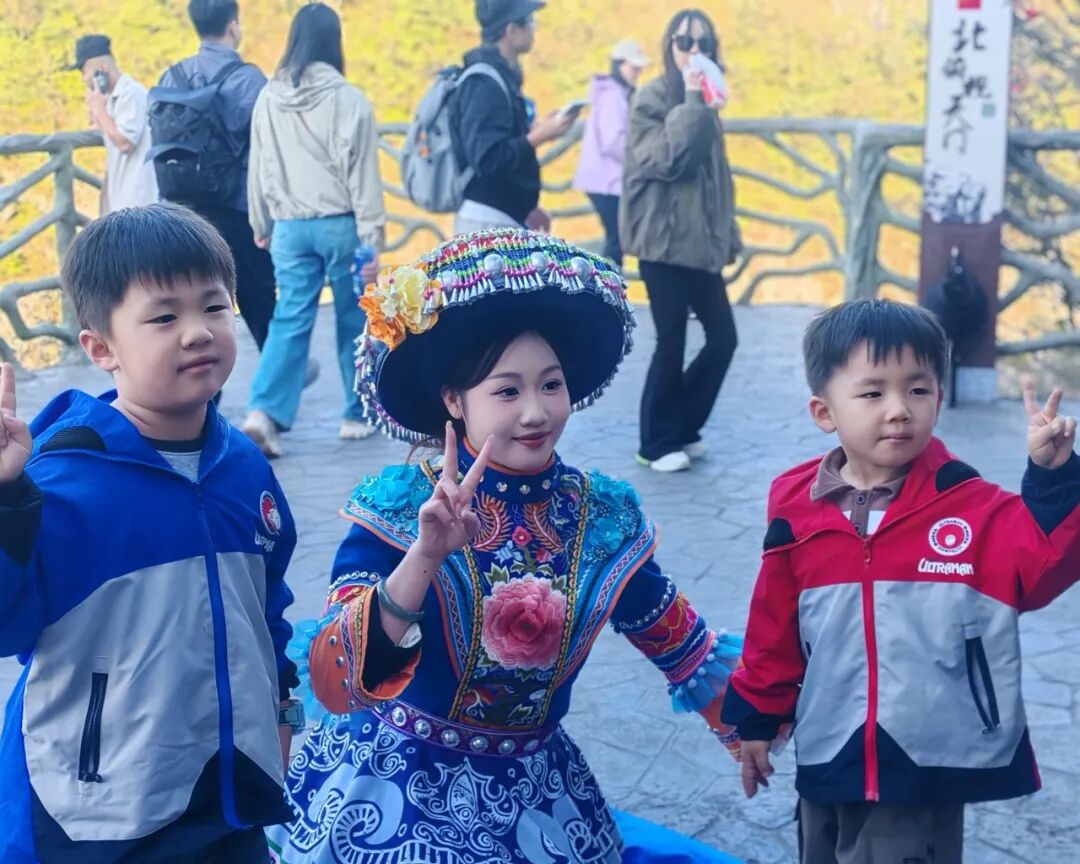 “十一”乐游张家界丨服务超赞!永定志愿者让游客直呼暖心
