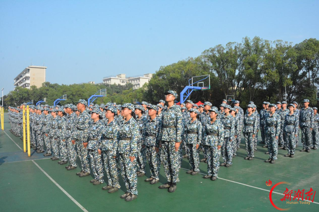 青春正步走丨球场迷彩列队,见证一代又一代少年成长