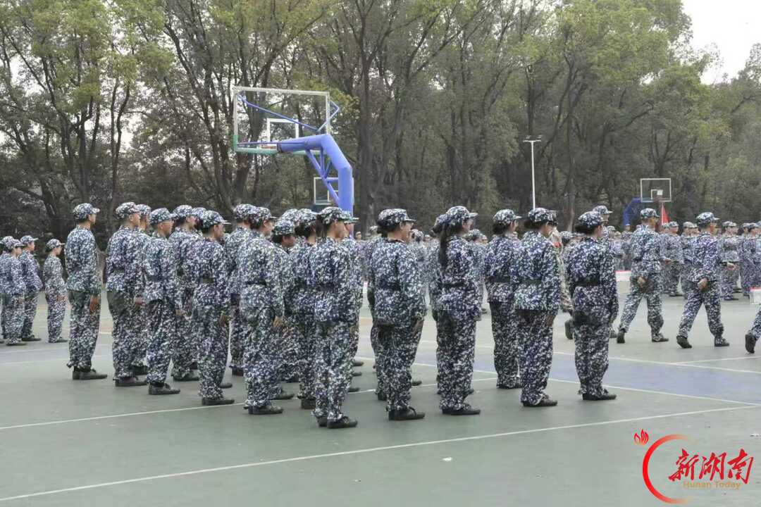 青春正步走丨球场迷彩列队,见证一代又一代少年成长