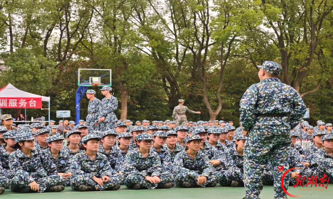 青春正步走|迷彩场上,一堂看得见的养成教育课