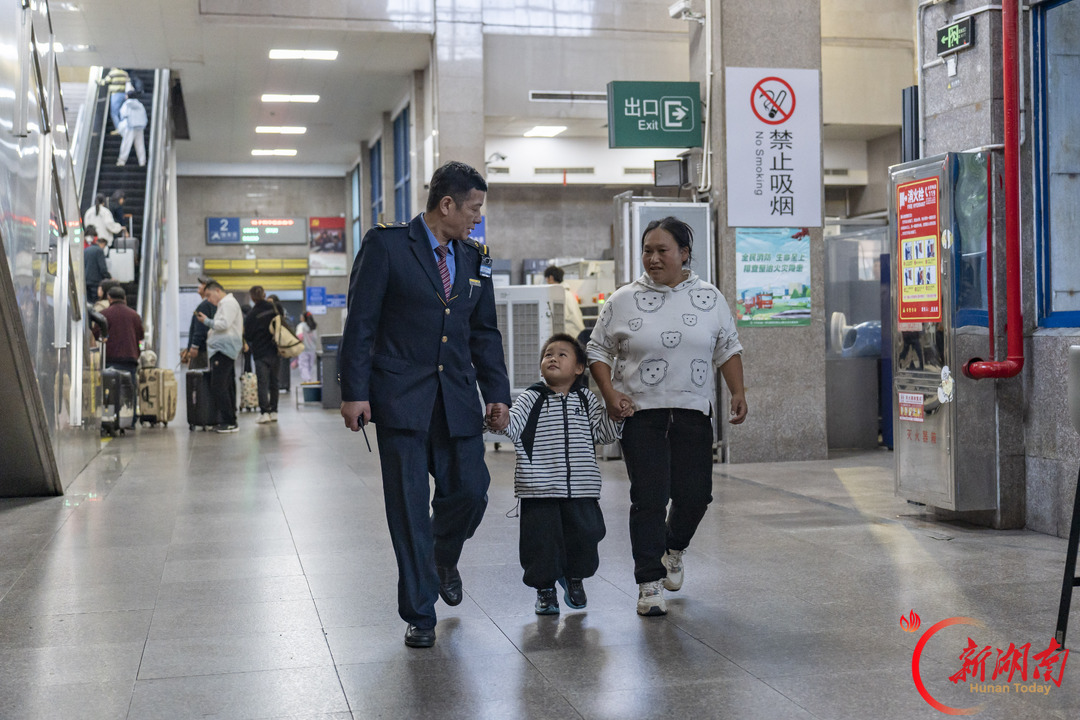 候车室里一声“孩子不见了” 岳阳站紧急寻找4岁男童