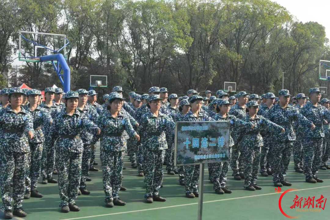 青春正步走丨球场迷彩映初心,青春步履向远方