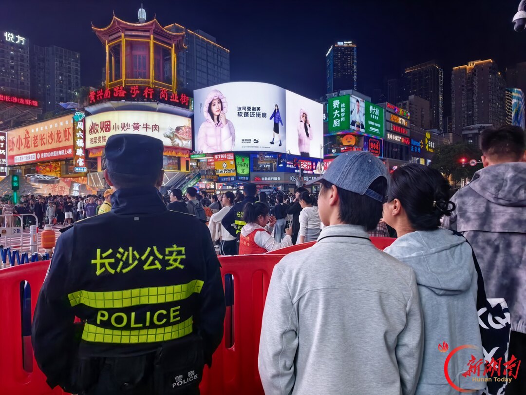 长沙旅游火 警察护民安