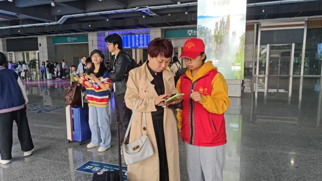 “十一”乐游张家界丨服务超赞!永定志愿者让游客直呼暖心