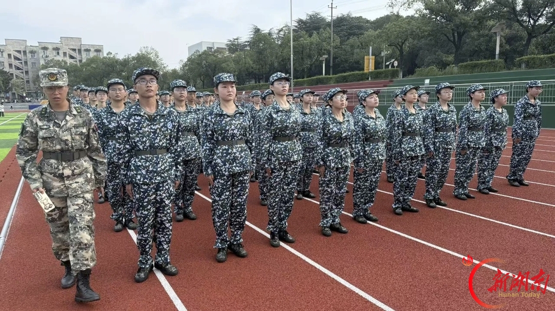 青春正步走丨迷彩砺青春 军训启新程