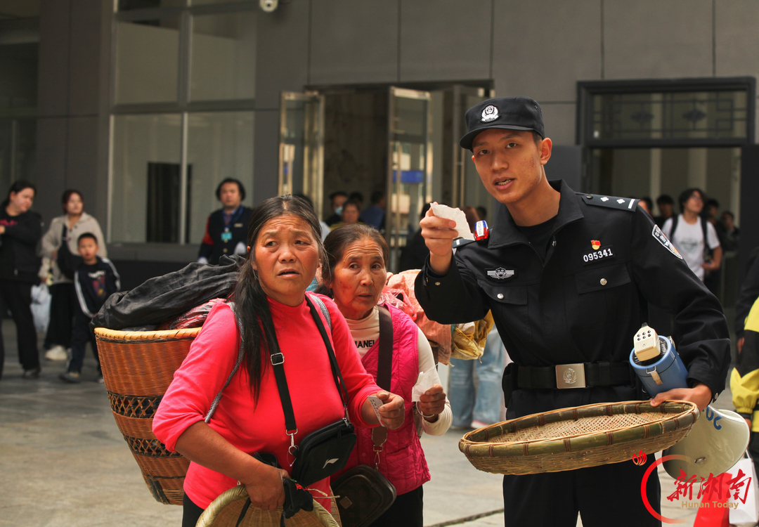怀化铁警:保国庆安全 与旅客同庆