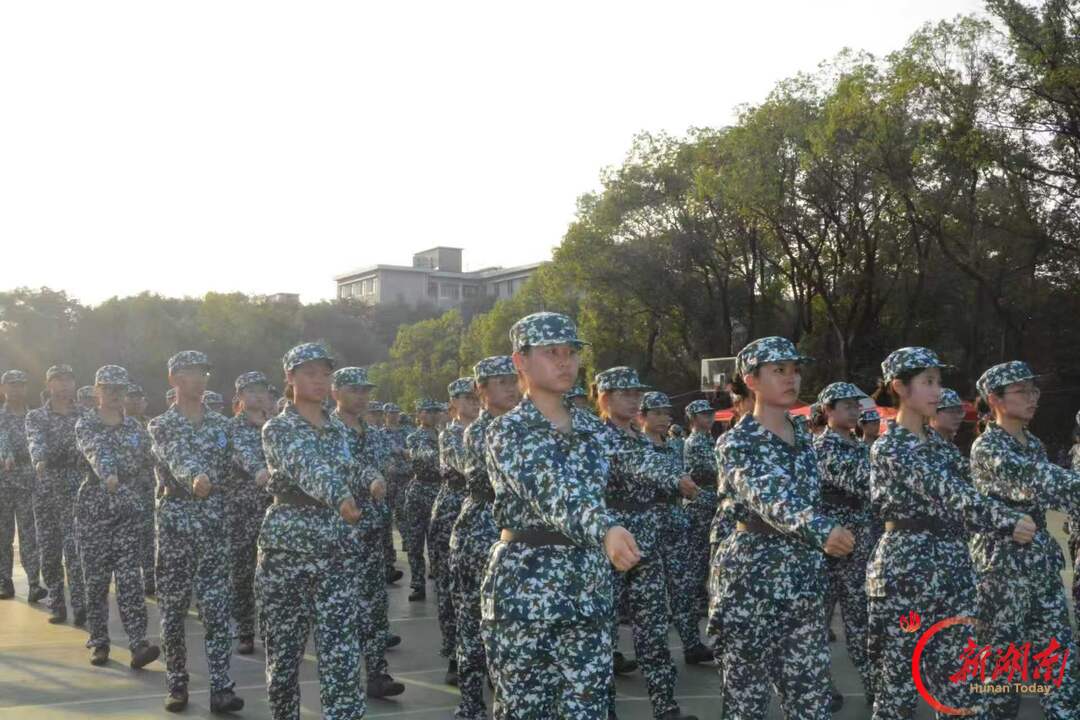 青春正步走丨迷彩淬初心 少年赴新程——学姐观新生军训有感