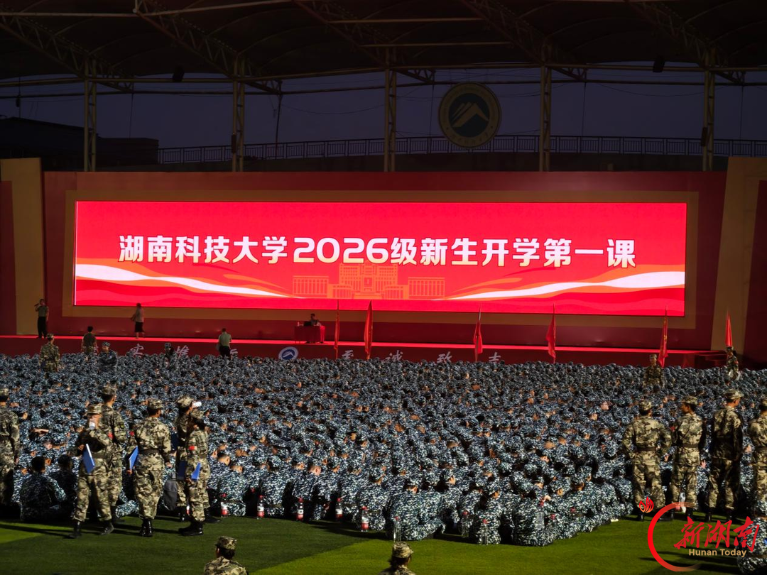 青春正步走丨篮球场边的十二天:一名助班眼中的新生军训