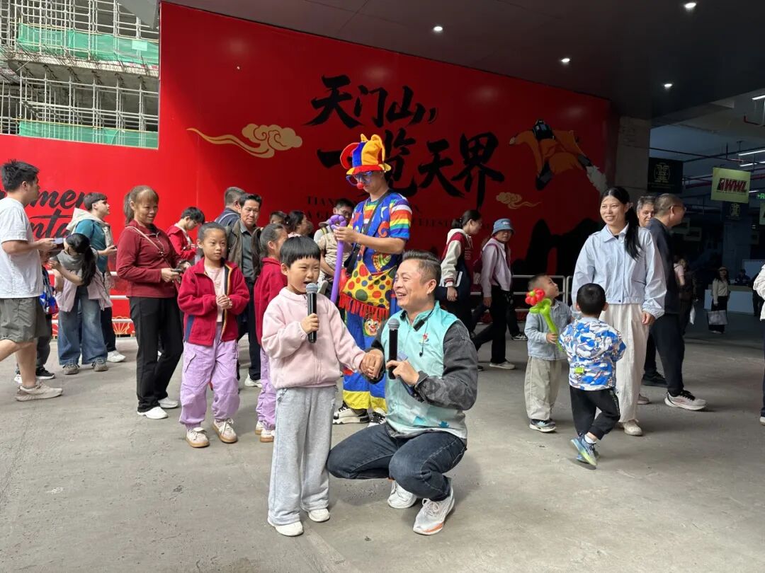 “十一”乐游张家界丨服务超赞!永定志愿者让游客直呼暖心