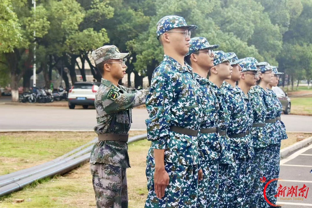 青春正步走丨手把手传要领，一丝不苟练军姿