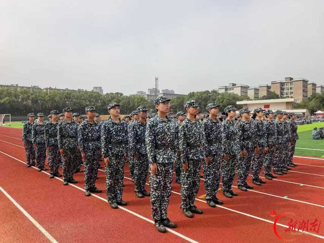青春正步走丨迷彩淬初心 少年赴新程——学姐观新生军训有感