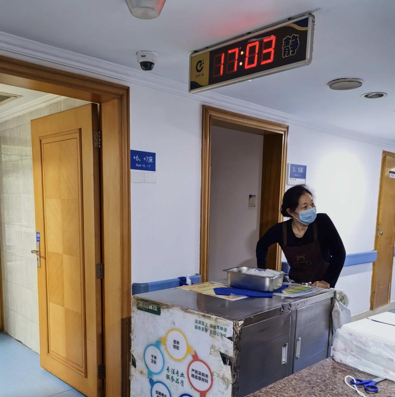 餐车推进走廊:她们多走一步,老人少走一步