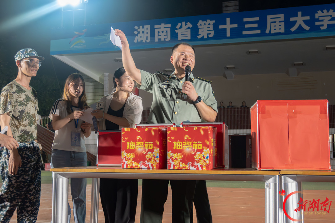 青春正步走丨月满中秋 情暖军训