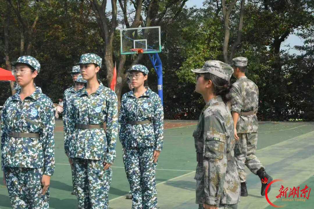 青春正步走丨球场迷彩映初心,青春步履向远方