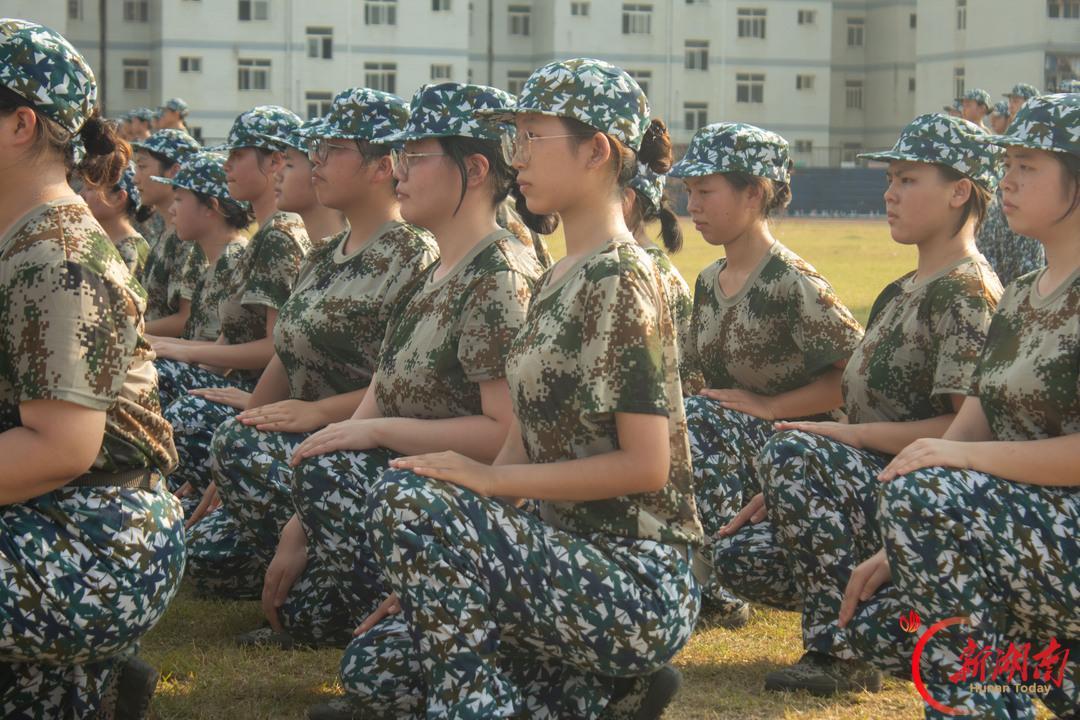 青春正步走丨军训砺志正当时，师生同心共成长