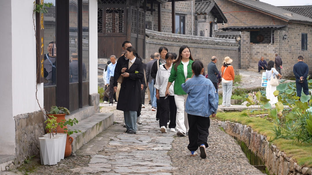 国庆七天 乐在五溪|连日阴雨转晴 中方荆坪古村假期文旅热度持续攀升