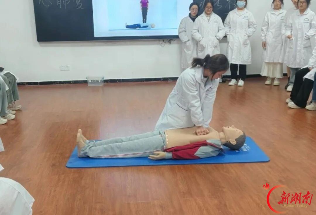 医学生·开学季|校园暖心日常㉟指尖练急救,携手共成长