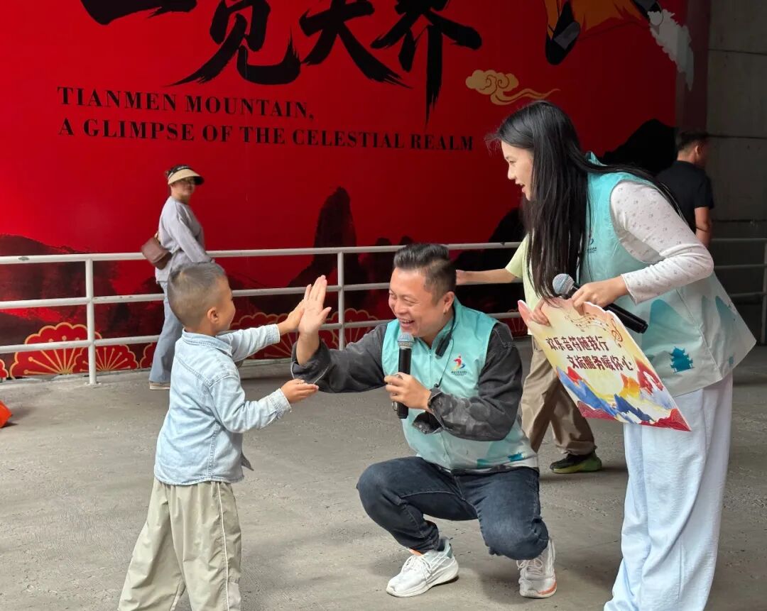 “十一”乐游张家界丨服务超赞!永定志愿者让游客直呼暖心