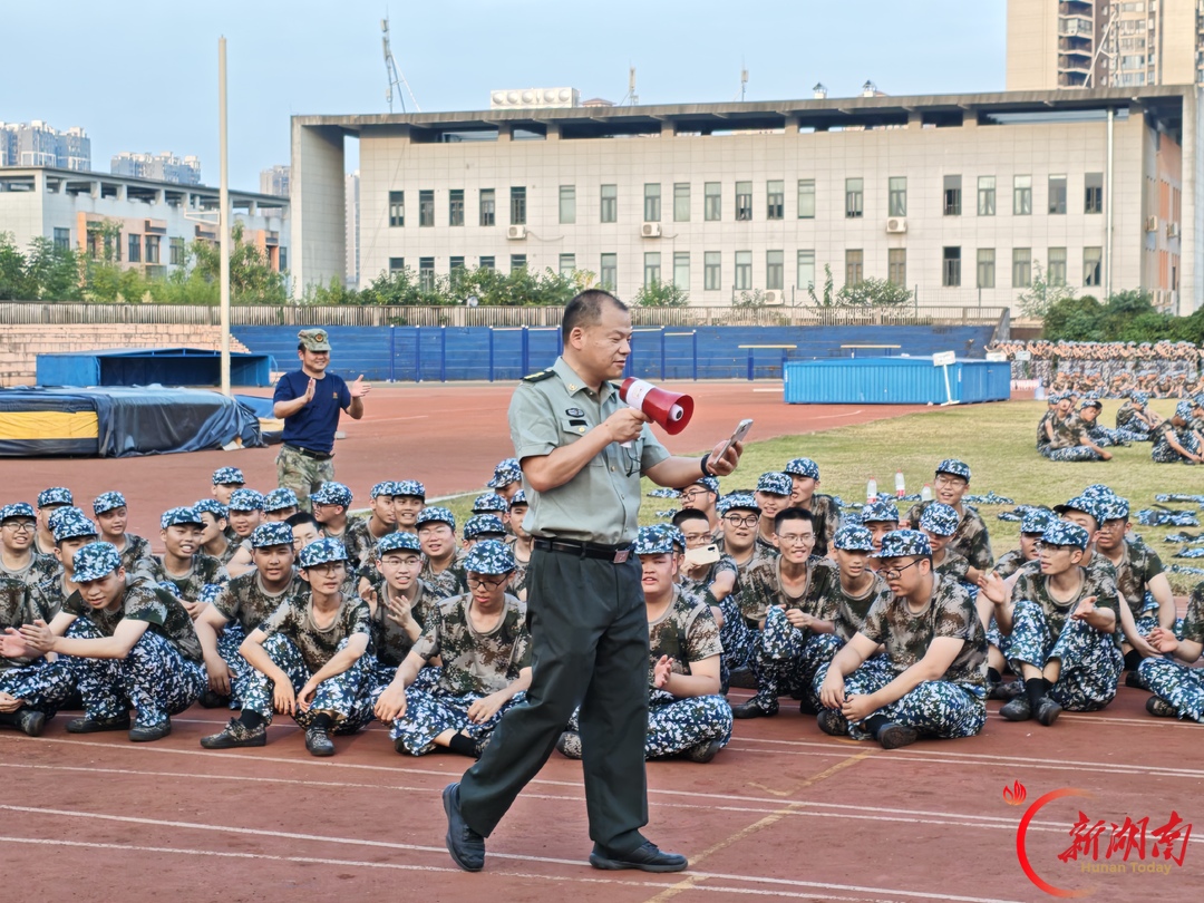 青春正步走丨月暖训练场，关怀伴军训