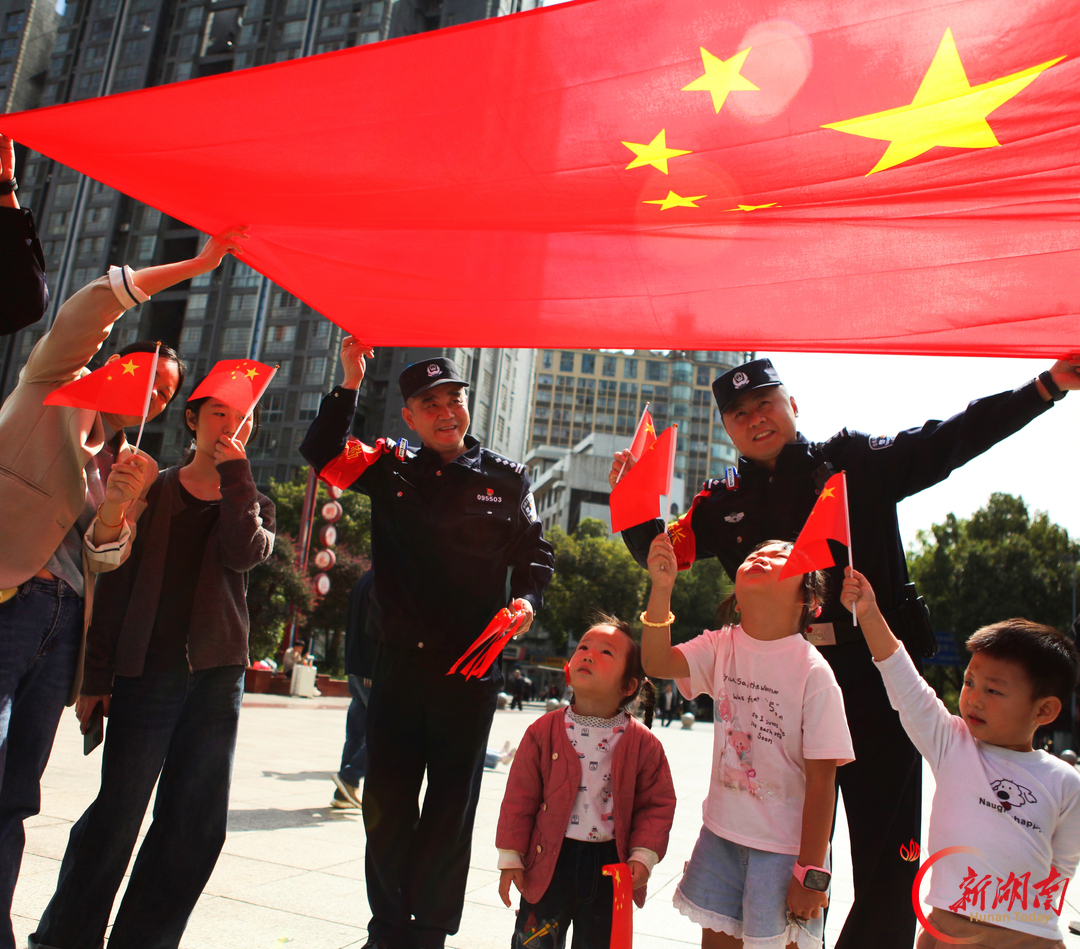 怀化铁警:保国庆安全 与旅客同庆