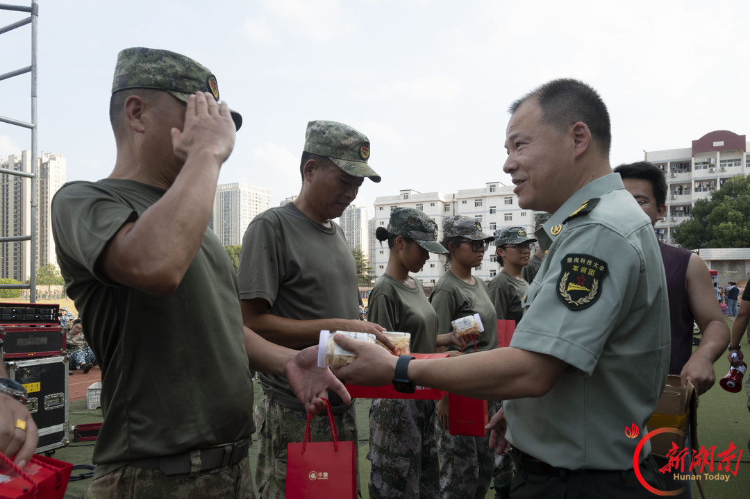 青春正步走丨月暖训练场，关怀伴军训