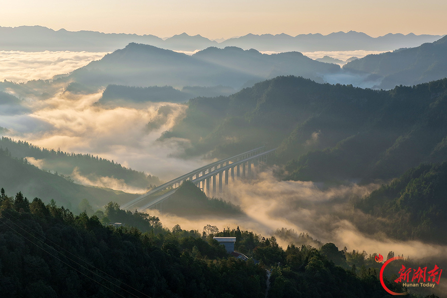 云雾绕高桥 路网通山乡