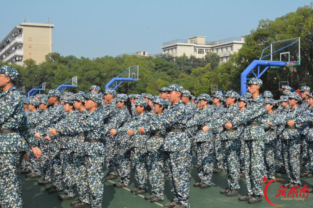 青春正步走丨球场迷彩映初心,青春步履向远方