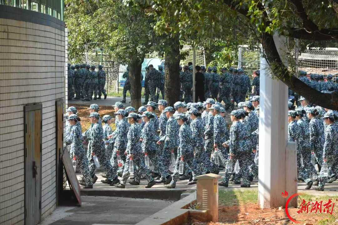 青春正步走丨球场迷彩列队,见证一代又一代少年成长