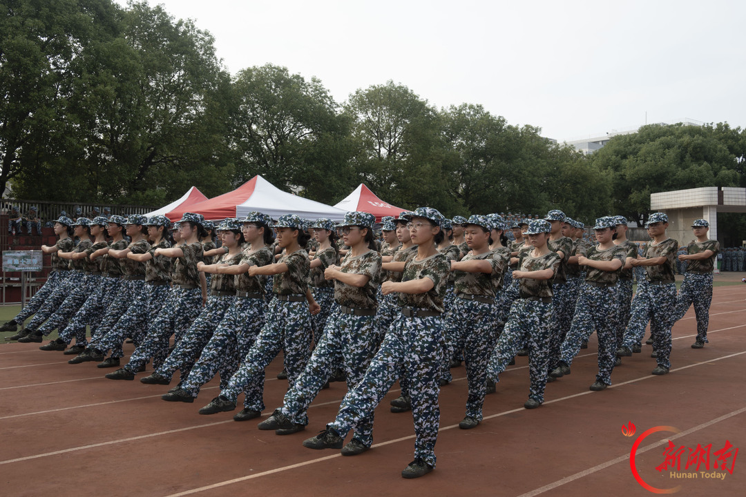 青春正步走丨军训砺志正当时，师生同心共成长