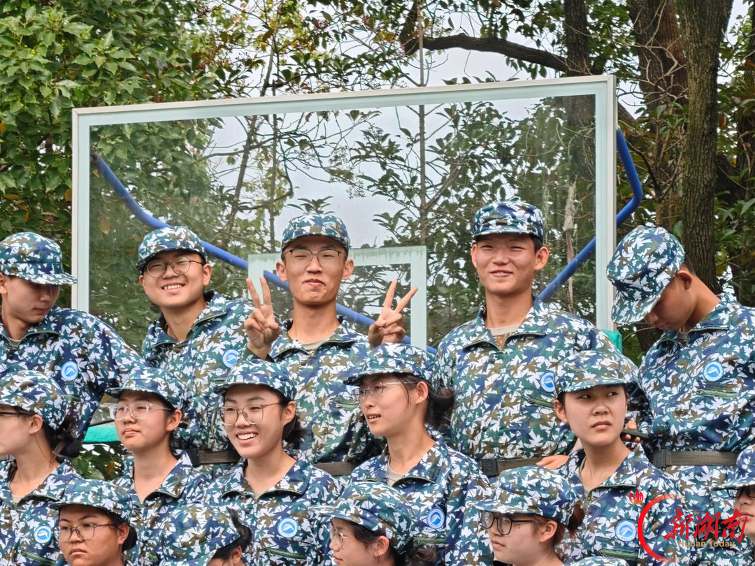 青春正步走丨篮球场边的十二天:一名助班眼中的新生军训
