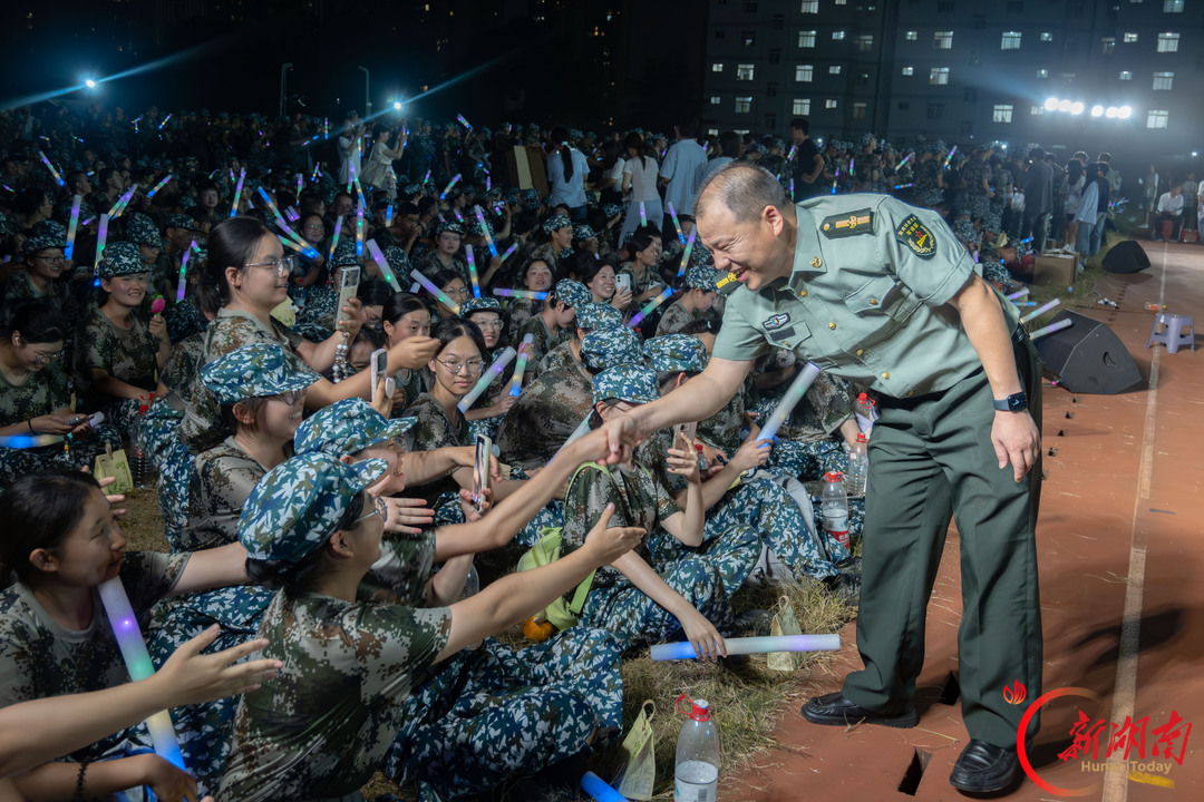 青春正步走丨月满中秋 情暖军训