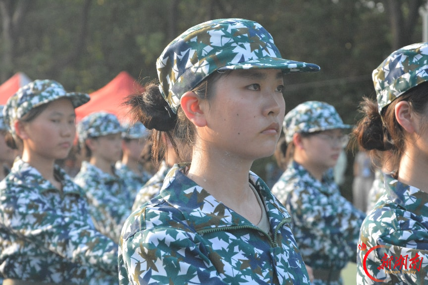 青春正步走|迷彩场上,一堂看得见的养成教育课