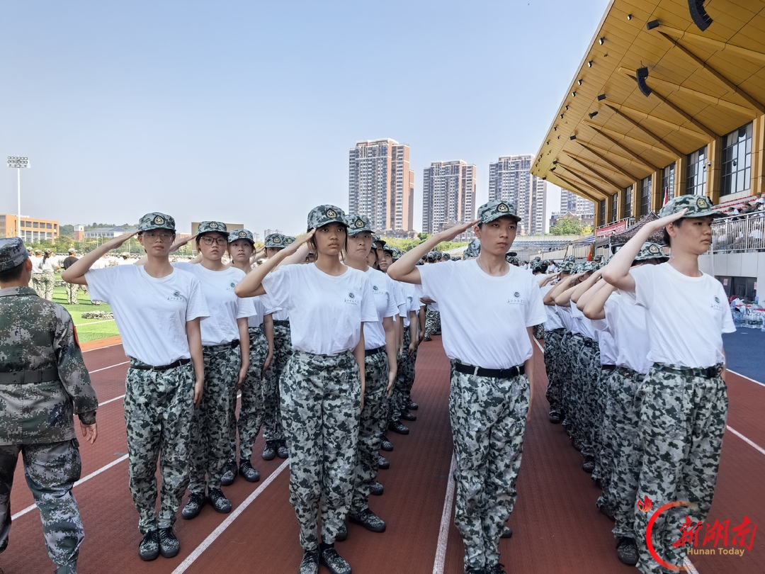 青春正步走丨披晨赴烈日,笃行绽青春