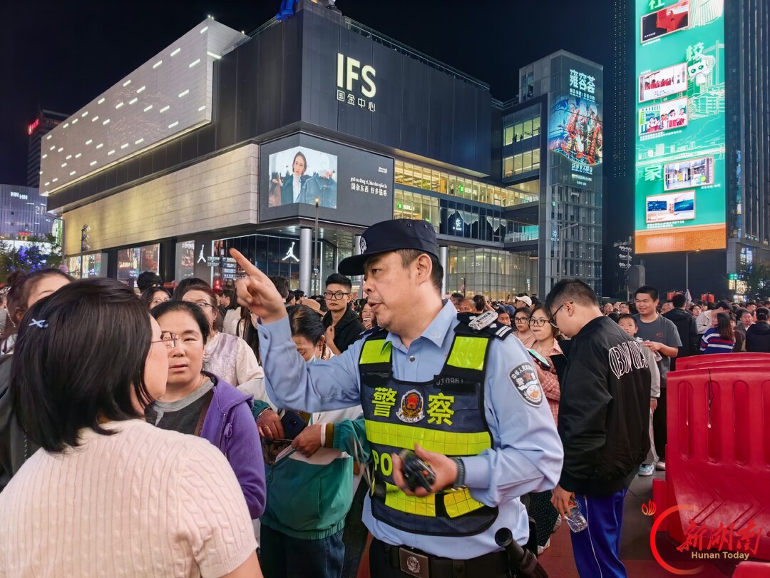 长沙旅游火 警察护民安