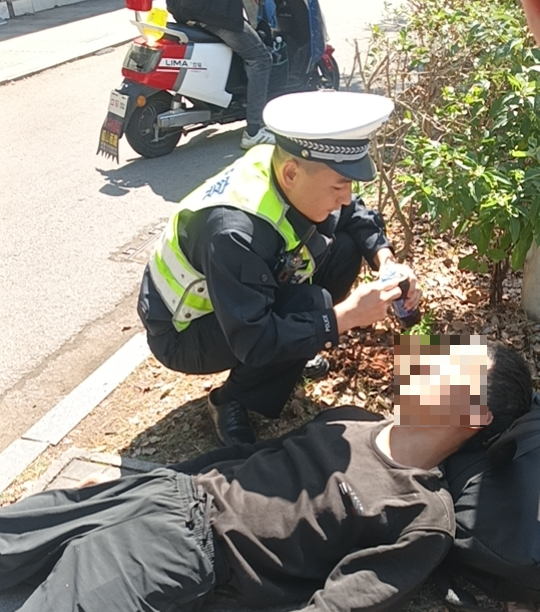 红色湘潭·礼赞国庆㊴丨务工人员低血糖晕倒路面,湘潭交警暖心救助渡难关