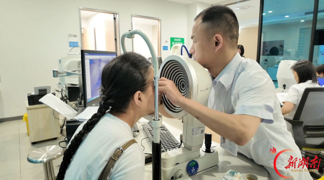 1010干眼关爱日|电子产品看久了眼睛干有异物感?岳阳爱尔眼科医生提醒:可能是睑板腺堵了