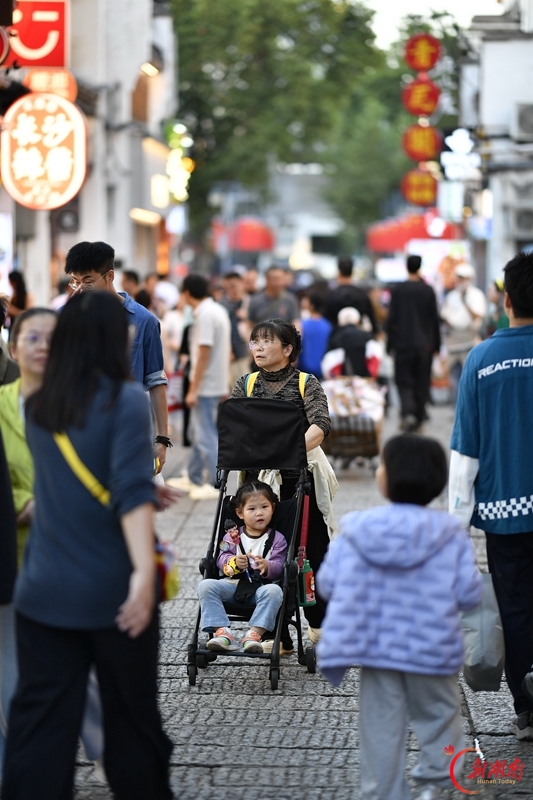 国庆假期尾声 长沙街巷热闹不减