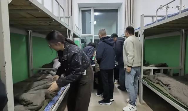 为游客铺床的文旅局长，回应争议